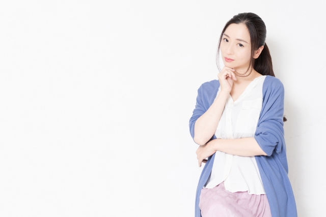 考える女性